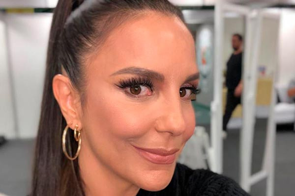 Ivete Sangalo posa de cabelo preso e maquiada