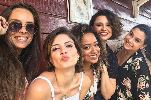 Foto de Renata Del Bianco ao lado de ex-chiquititas da primeira versão