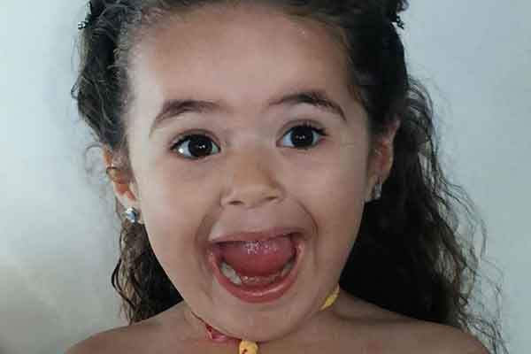 maisa pequena com cara de susto