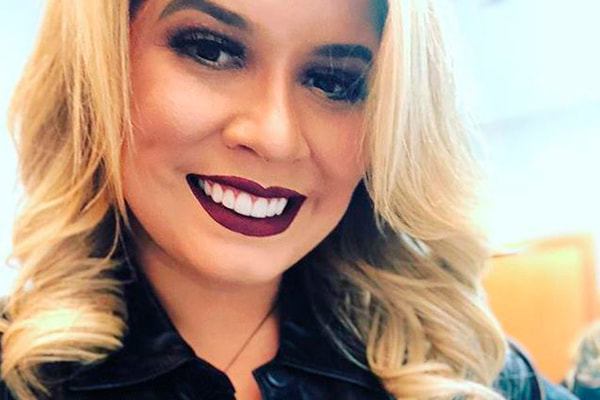 Marília Mendonça posa com batom escuro e maquiada