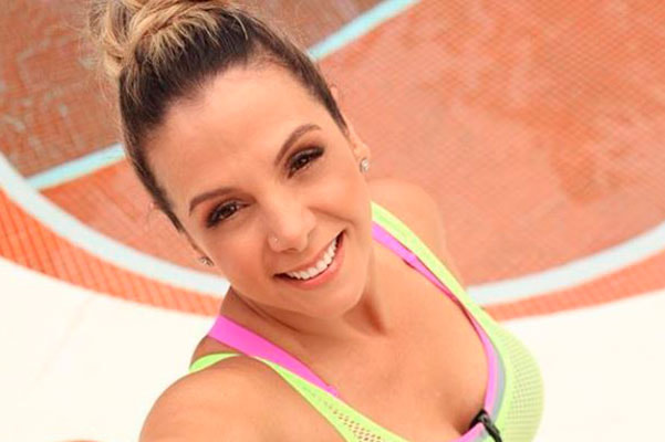 Carla Perez posa em academia