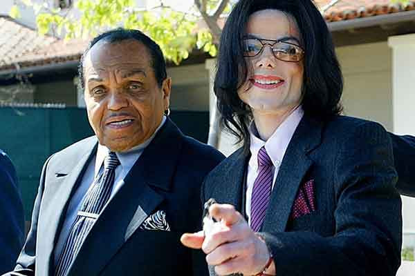 joe jackson ao lado do filho michael