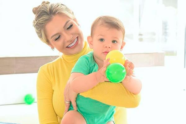 Andressa Suita posa ao lado do filho Gabriel