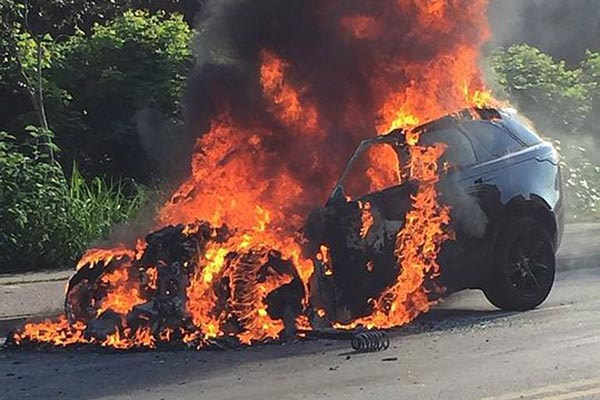 carro pegando fogo