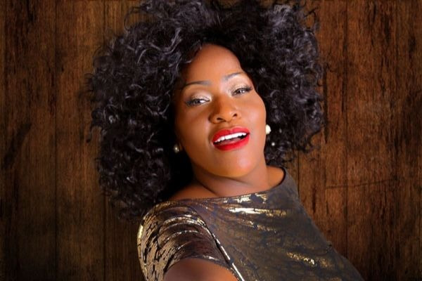 Vanessa Jackson como Whitney Houston