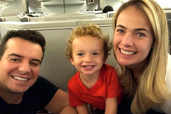Belutti posa ao lado do filho e da esposa