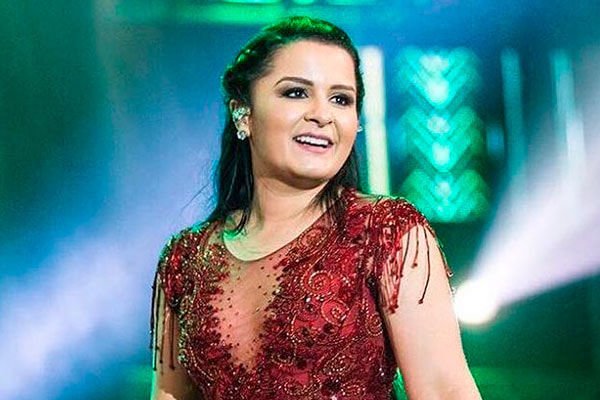 Maraisa posa com vestido vermelho em show