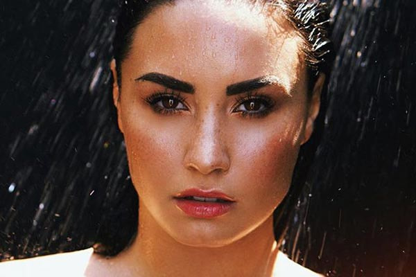 demi lovato de cabelo molhado