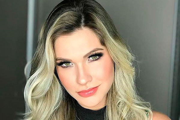 Andressa Suita posa maquiada em foto 