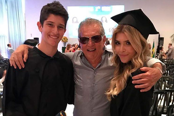 Carlos Alberto de Nóbrega posa com os filhos