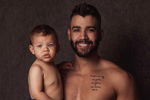 gusttavo lima segurando gabriel no colo