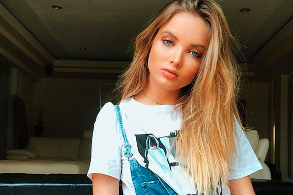 Giovanna Chaves posa despojada