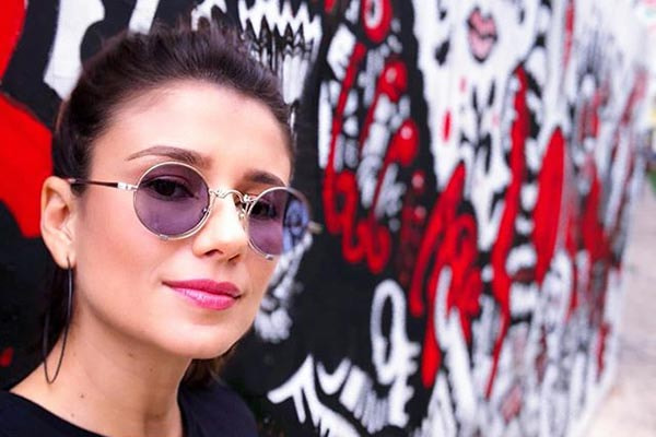 Com óculos roxo e camiseta preta da Mulher Maravilha, Paula Fernandes aproveita Portugal