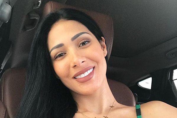Simaria posta selfie que tirou dentro do carro
