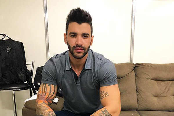 Gusttavo Lima posa para foto antes de embarcar