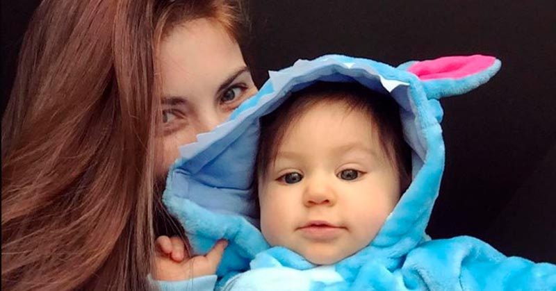 Mãe e filha posam juntas para foto