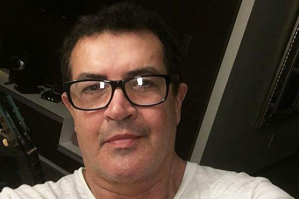 Beto Barbosa faz selfie em casa