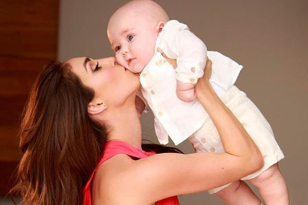 Anahi posa com o filho 