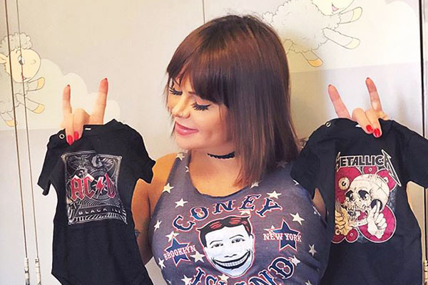 Valentina segura camisetinhas de rock que ganhou para Giuseppe