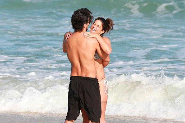 Bruno Lopes e Priscila Fantin se abraçam na praia