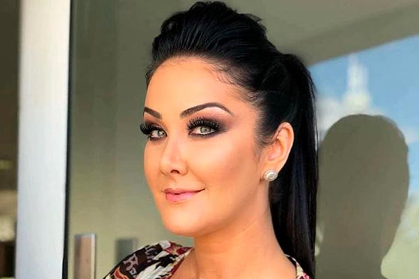 Helen Ganzarolli posa de cabelos presos
