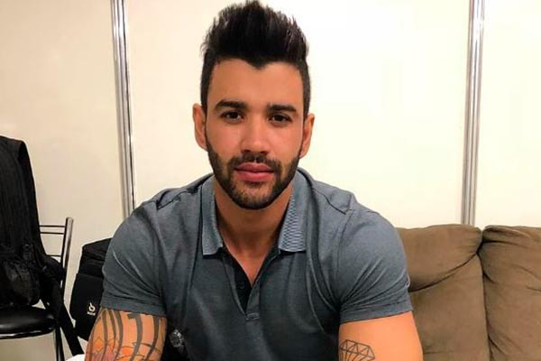 Gusttavo Lima posa em camarim de show