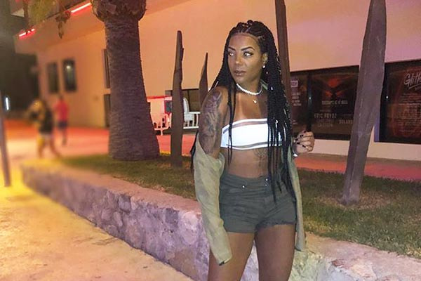 Ludmilla aparece com top branco, jaqueta e pernas à mostra