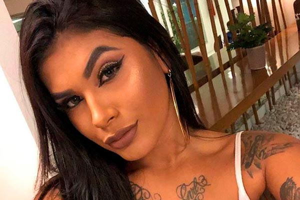 MC Pocahontas aparece de cabelos pretos em foto