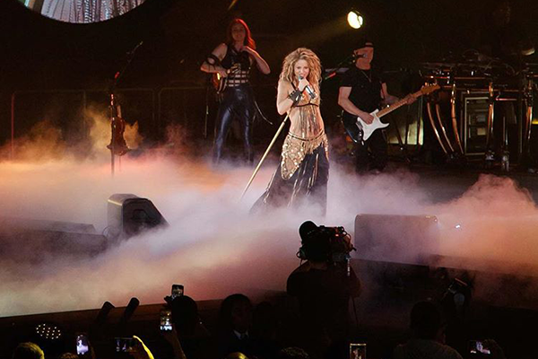 Shakira fazendo homenagem 