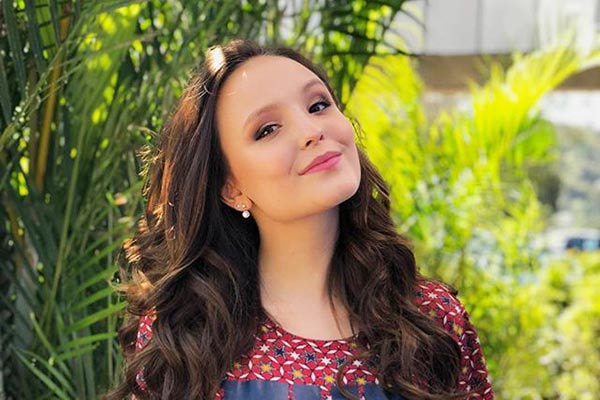 Larissa Manoela dá sorrisinho para a câmera