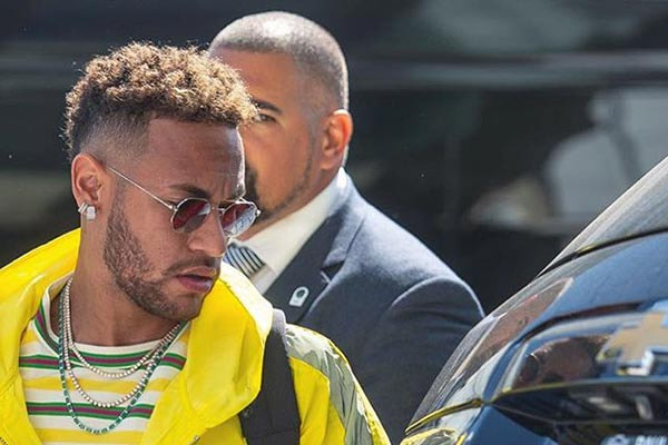 De óculos escuros e jaqueta amarela, Neymar se apresenta à Seleção