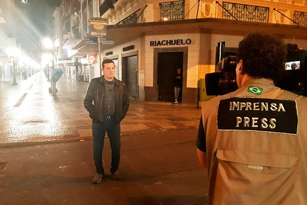 Roberto Cabrini grava no local do atentado contra Jair Bolsonaro