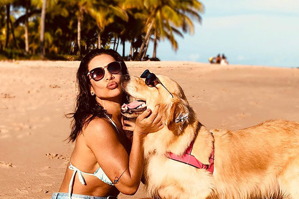 Scheila Carvalho e a cachorra Bellinha