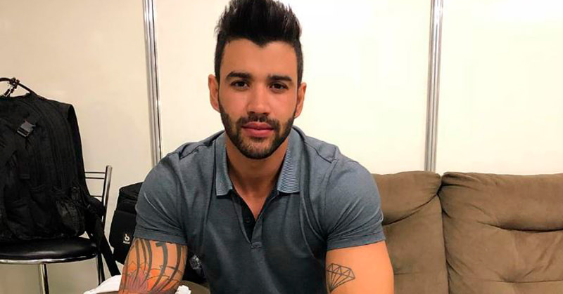 Gusttavo Lima posa em camarim de show