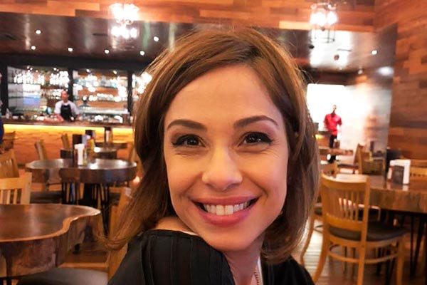 Neila Medeiros sorri em restaurante