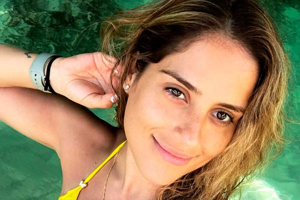 Camilla Camargo posa em praia paradisíaca 