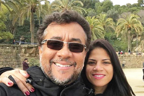 Paulinho Gogó tira selfie com a esposa