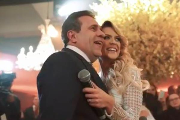 Beca Milano posa ao lado do marido 
