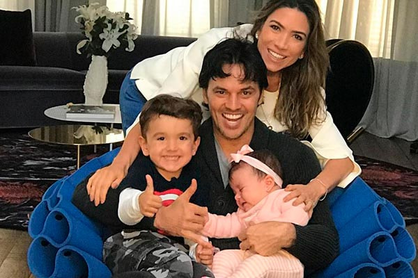 Patricia o marido posam com os filhos