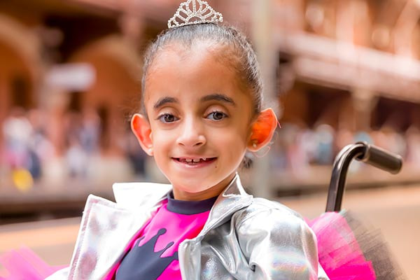 Luara aparece sorridente e de cabelos presos em foto 