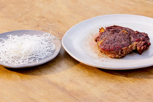 Bife ancho com macarrão do Roberto