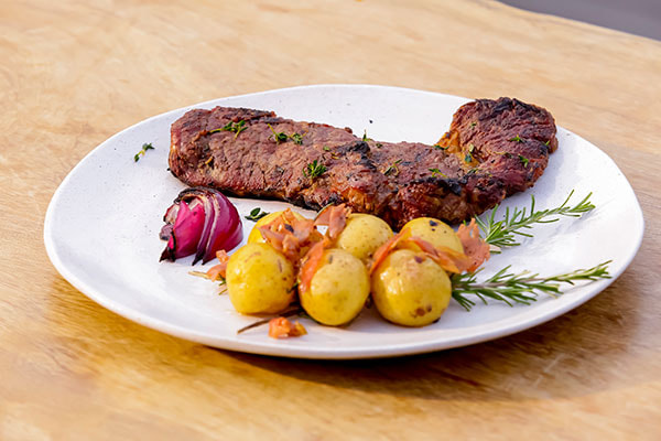 Bife ancho com batatas ao alecrim e presunto cru da Lisa