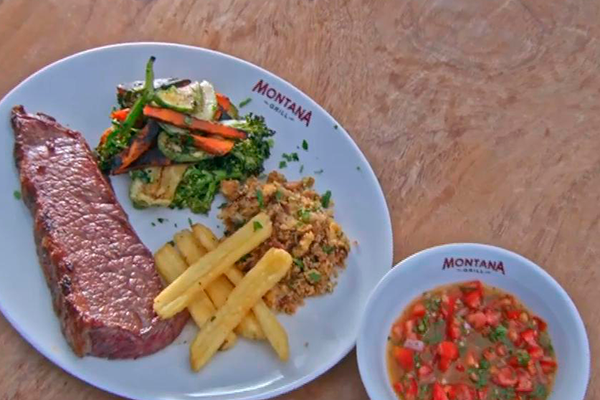 Bife de tira picanha com legumes braseados e farofa de ovo Cecília