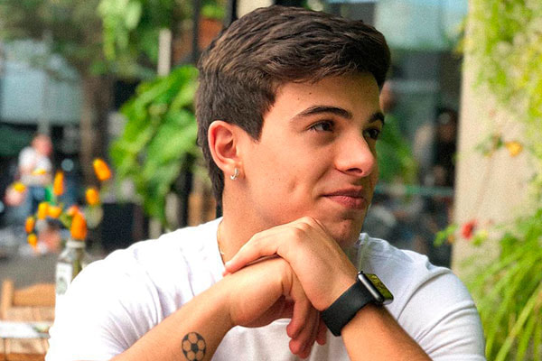 Thomaz Costa olhando para o lado