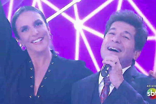 Ivete Sangalo e Daniel cantando no Teleton