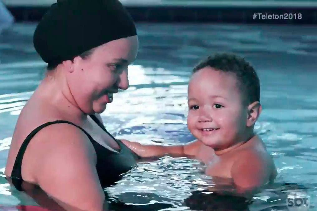 o menino Pedrinho fazendo hidroterapia na AACD