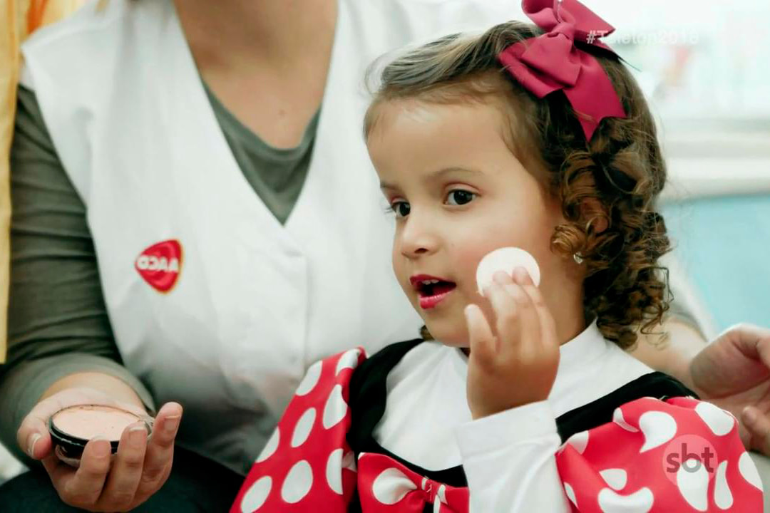 a menina Beatriz, que nasceu com hidrocefalia, em tratamento na AACD