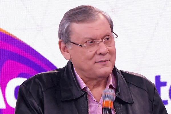 Milton Neves fala no palco do Teleton