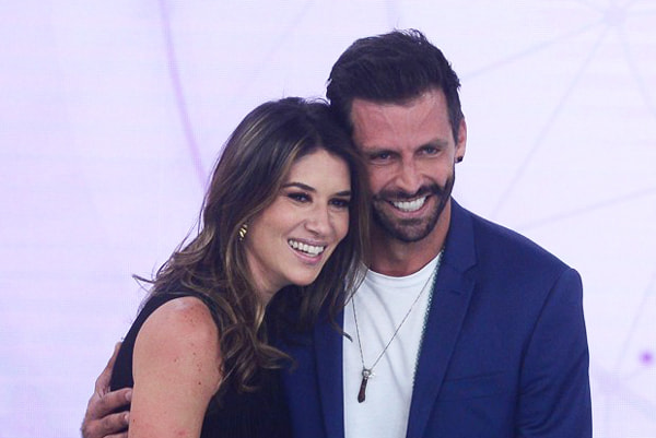 Rebeca Abravanel e Henri Castelli posam para foto no Teleton