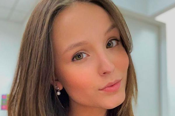 Larissa Manoela posa sem maquiagem